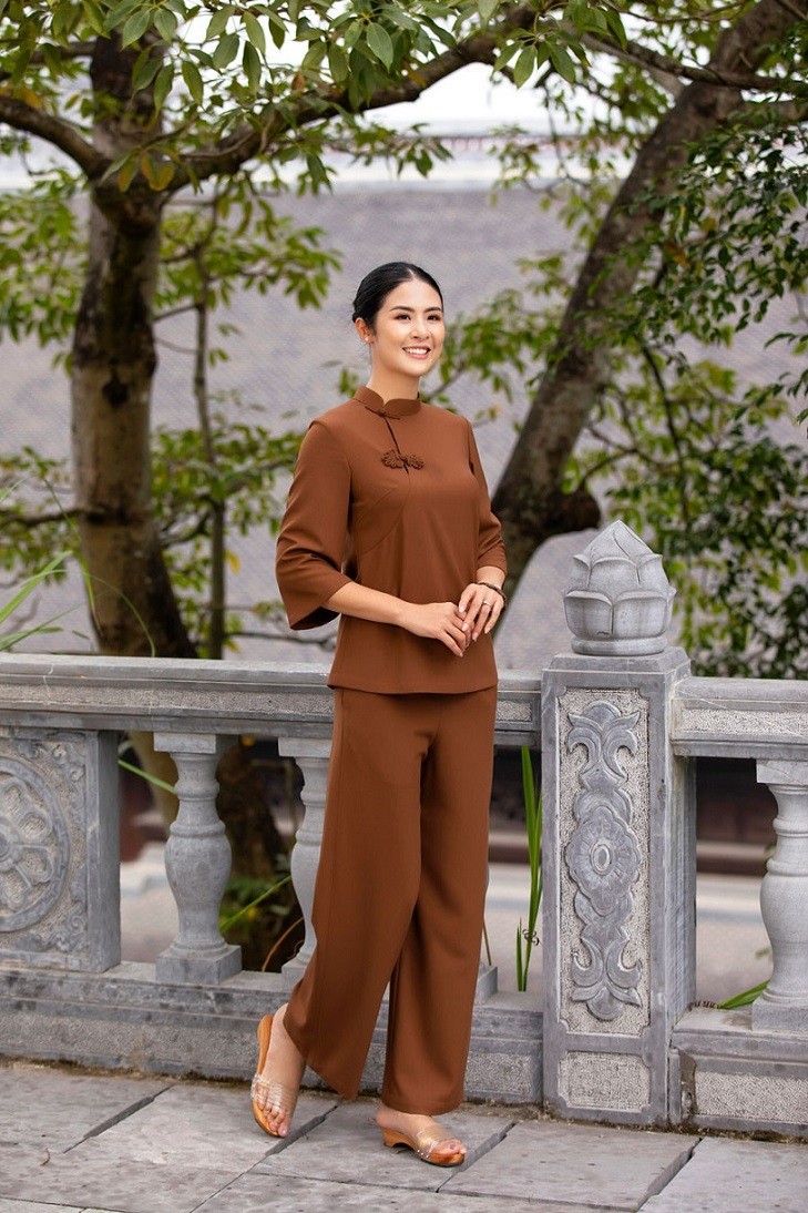 Hoa hậu Ngọc Hân dịu dàng, duyên dáng khi làm mẫu bộ sưu tập