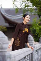 Hoa hậu Ngọc Hân dịu dàng, duyên dáng khi làm mẫu bộ sưu tập pháp phục vãn cảnh chùa