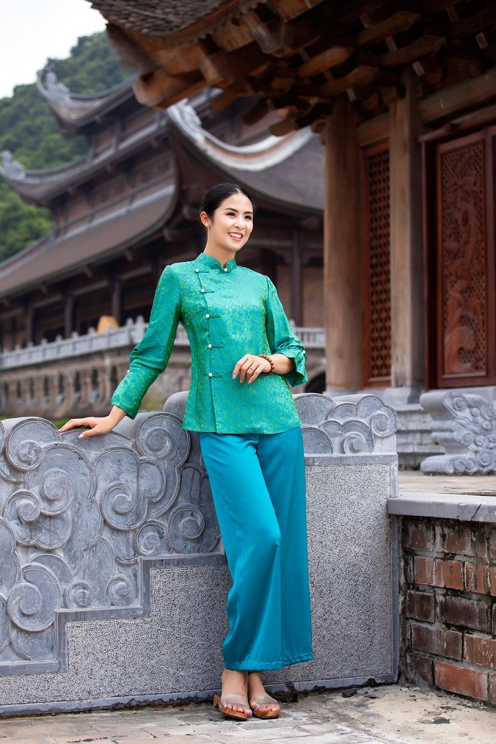 Hoa hậu Ngọc Hân dịu dàng, duyên dáng khi làm mẫu bộ sưu tập pháp phục vãn cảnh chùa