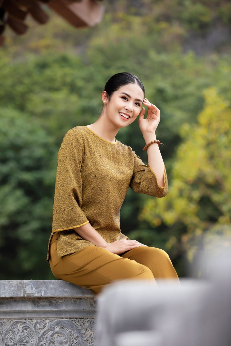 Hoa hậu Ngọc Hân dịu dàng, duyên dáng khi làm mẫu bộ sưu tập pháp phục vãn cảnh chùa