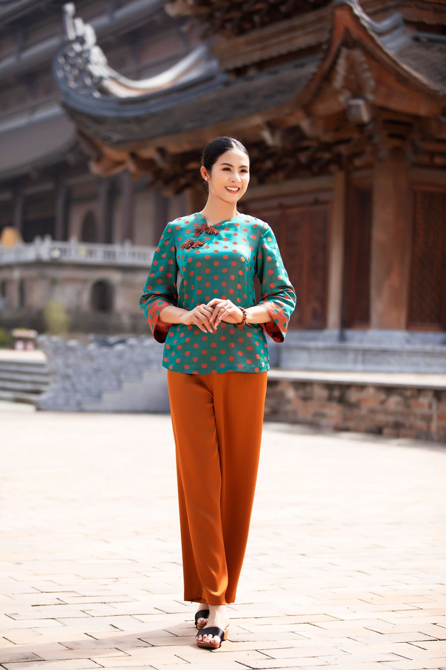 Hoa hậu Ngọc Hân dịu dàng, duyên dáng khi làm mẫu bộ sưu tập pháp phục vãn cảnh chùa