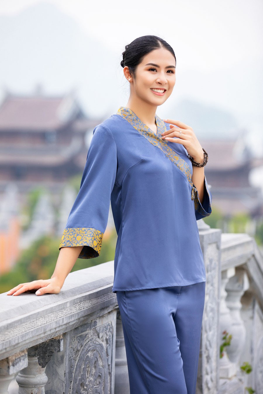 Hoa hậu Ngọc Hân dịu dàng, duyên dáng khi làm mẫu bộ sưu tập pháp phục vãn cảnh chùa