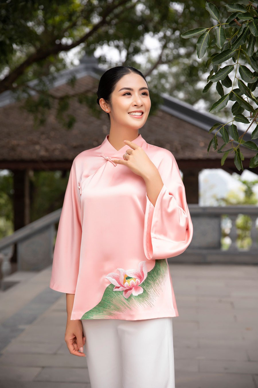 Hoa hậu Ngọc Hân dịu dàng, duyên dáng khi làm mẫu bộ sưu tập pháp phục vãn cảnh chùa