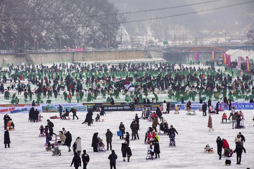 Hàn Quốc: Lễ hội câu cá trên mặt băng