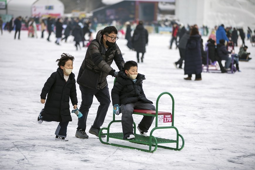 Hàn Quốc: Lễ hội câu cá trên mặt băng