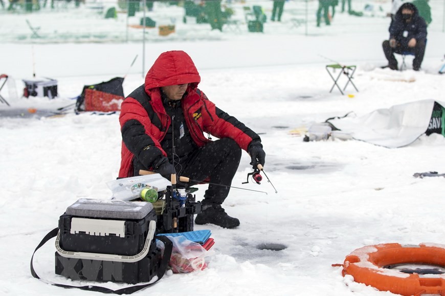 Hàn Quốc: Lễ hội câu cá trên mặt băng