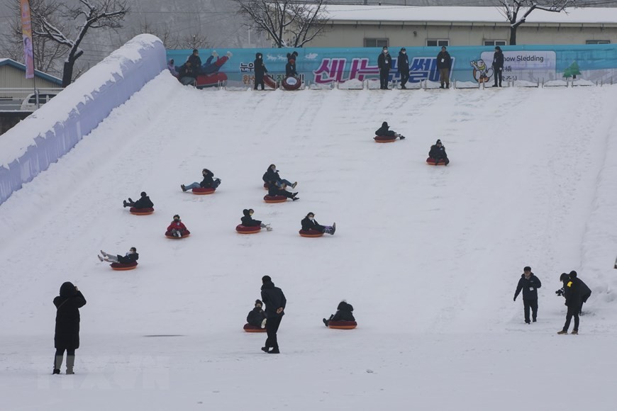 Hàn Quốc: Lễ hội câu cá trên mặt băng