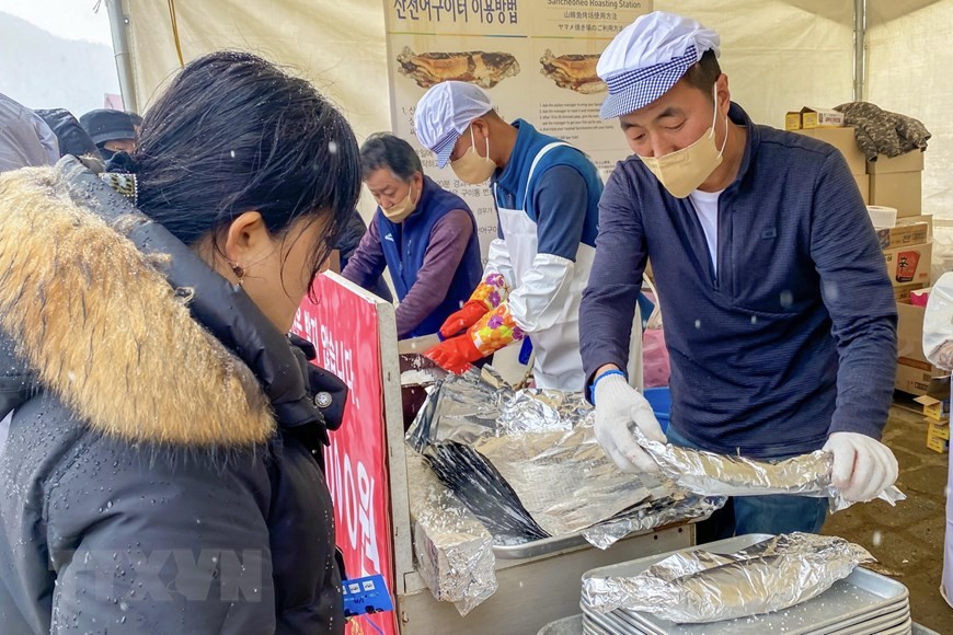 Hàn Quốc: Lễ hội câu cá trên mặt băng