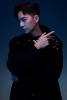 Ngô Kiến Huy đăng ảnh lịch lãm, lạnh lùng