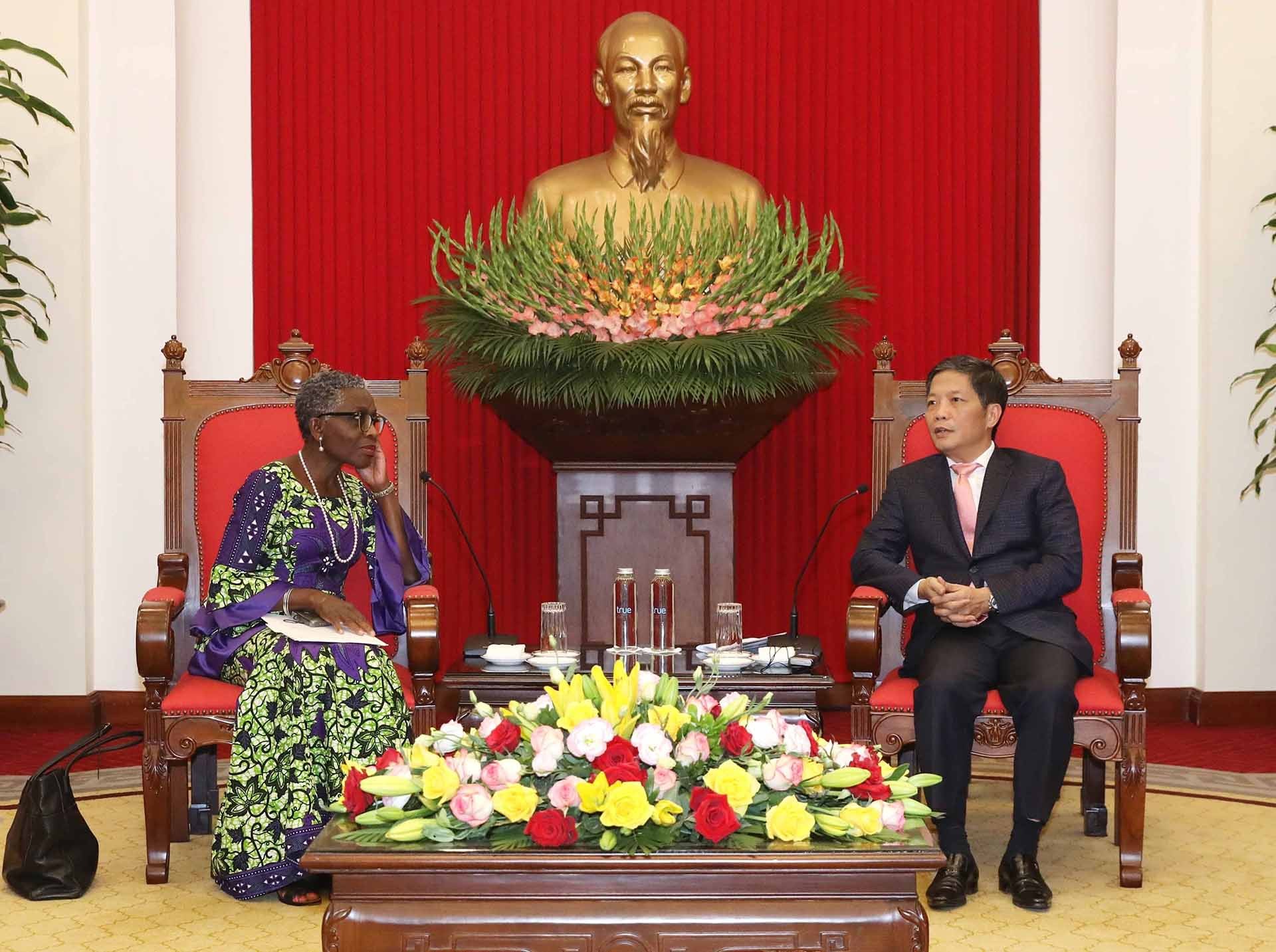 Trưởng ban Kinh tế Trung ương Trần Tuấn Anh tiếp Phó Tổng giám đốc Quỹ Tiền tệ quốc tế (IMF) Antoinette Sayeh. (Nguồn: TTXVN)