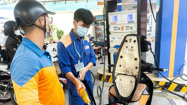 gia xang dau hom nay 101 trien vong tu viec trung quoc mo cua bien gioi ngay mai gia xang trong nuoc se tang hay giam