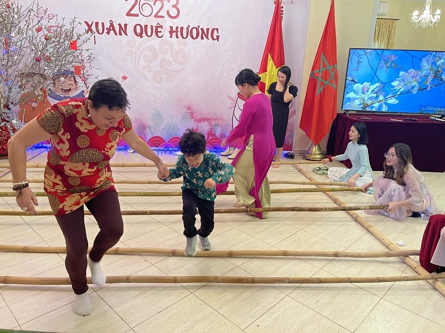 hào hứng tham gia tiết mục múa sạp.. (Nguồn: ĐSQ VN tại Morocco)