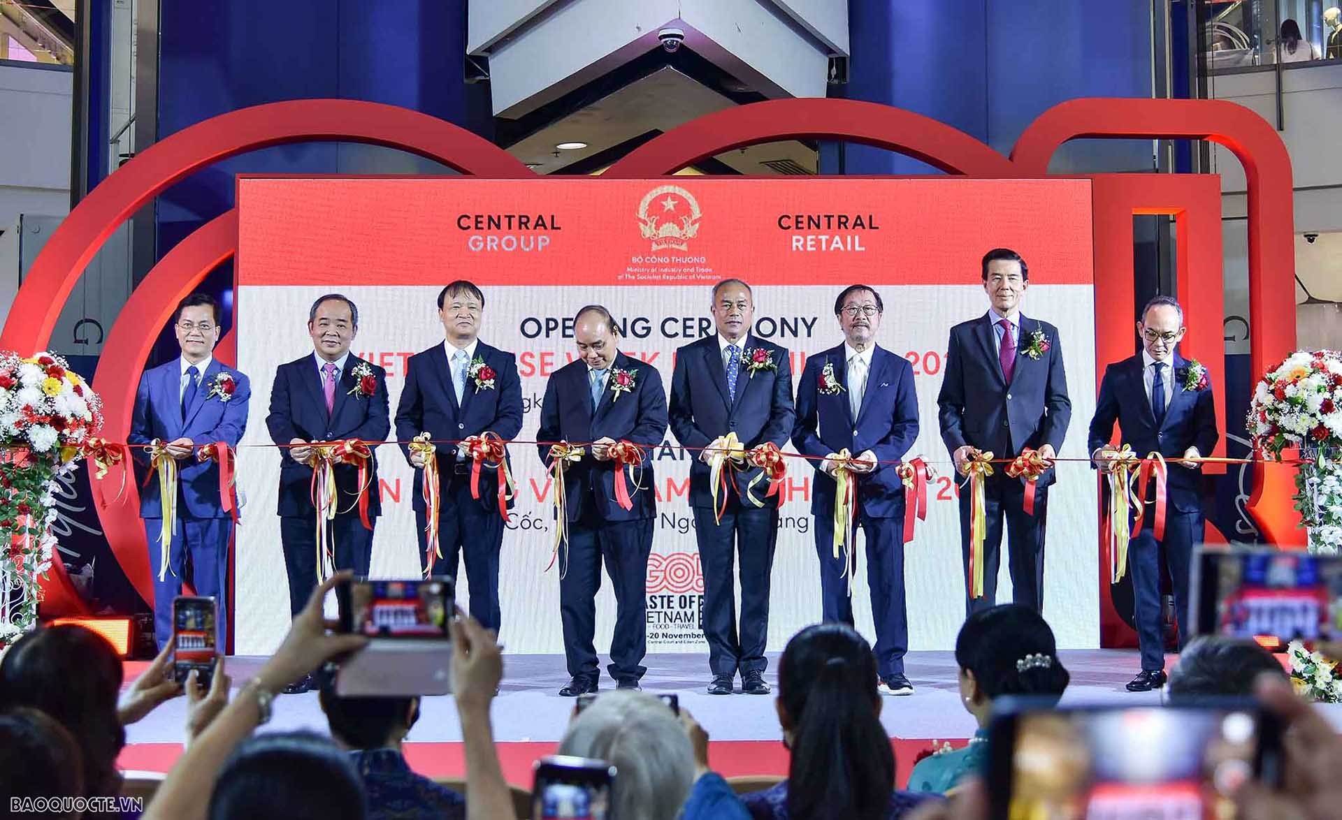 Chủ tịch nước Nguyễn Xuân Phúc, cùng các đại biểu cắt băng khởi động Tuần hàng Việt Nam tại Thái Lan năm 2022, ngày 17/11, tại Bangkok.  (Ảnh: Nguyễn Hồng)