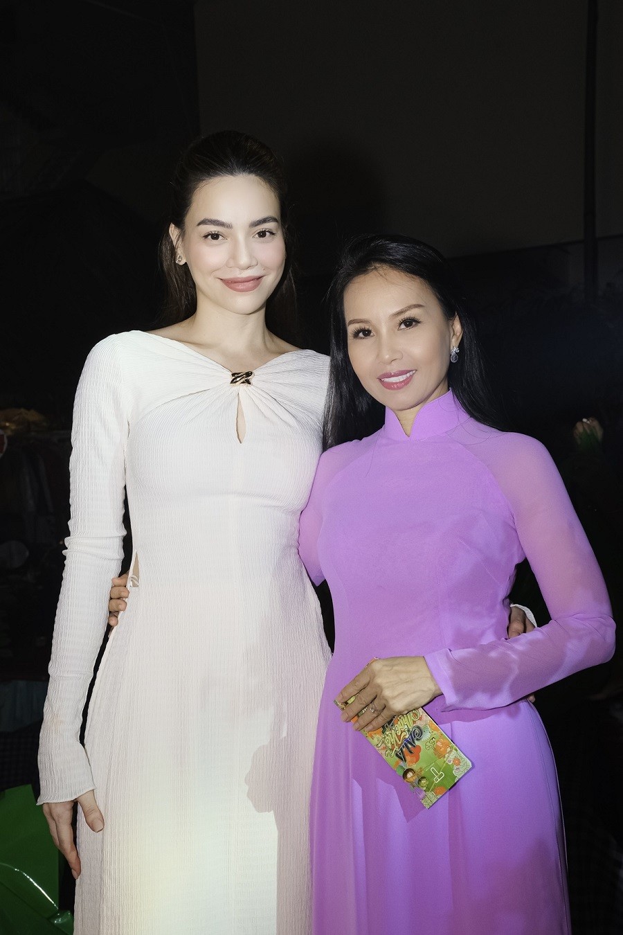 Hồ Ngọc Hà, Cẩm Ly là hai nghệ sĩ đã đồng hành cùng Gala Nhạc Việt hơn 10 năm, góp phần duy trì giá trị, bản sắc Việt và lan tỏa những thông điệp ý nghĩa ngày Tết đến những người con đất Việt đều đặn các năm. Chụp hình cùng nhau ở sự kiện, họ được các khách mời nhận xét không có nhiều sự chênh lệch về nhan sắc dù hơn kém nhau chục tuổi.