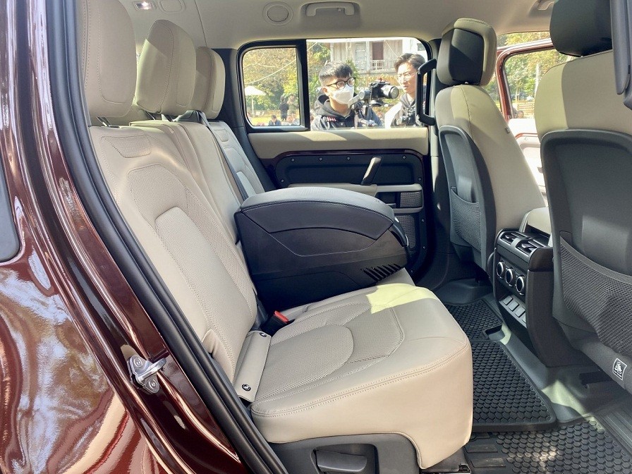 Cận cảnh chi tiết Land Rover Defender 130 tại Việt Nam, giá gần 6 tỷ đồng