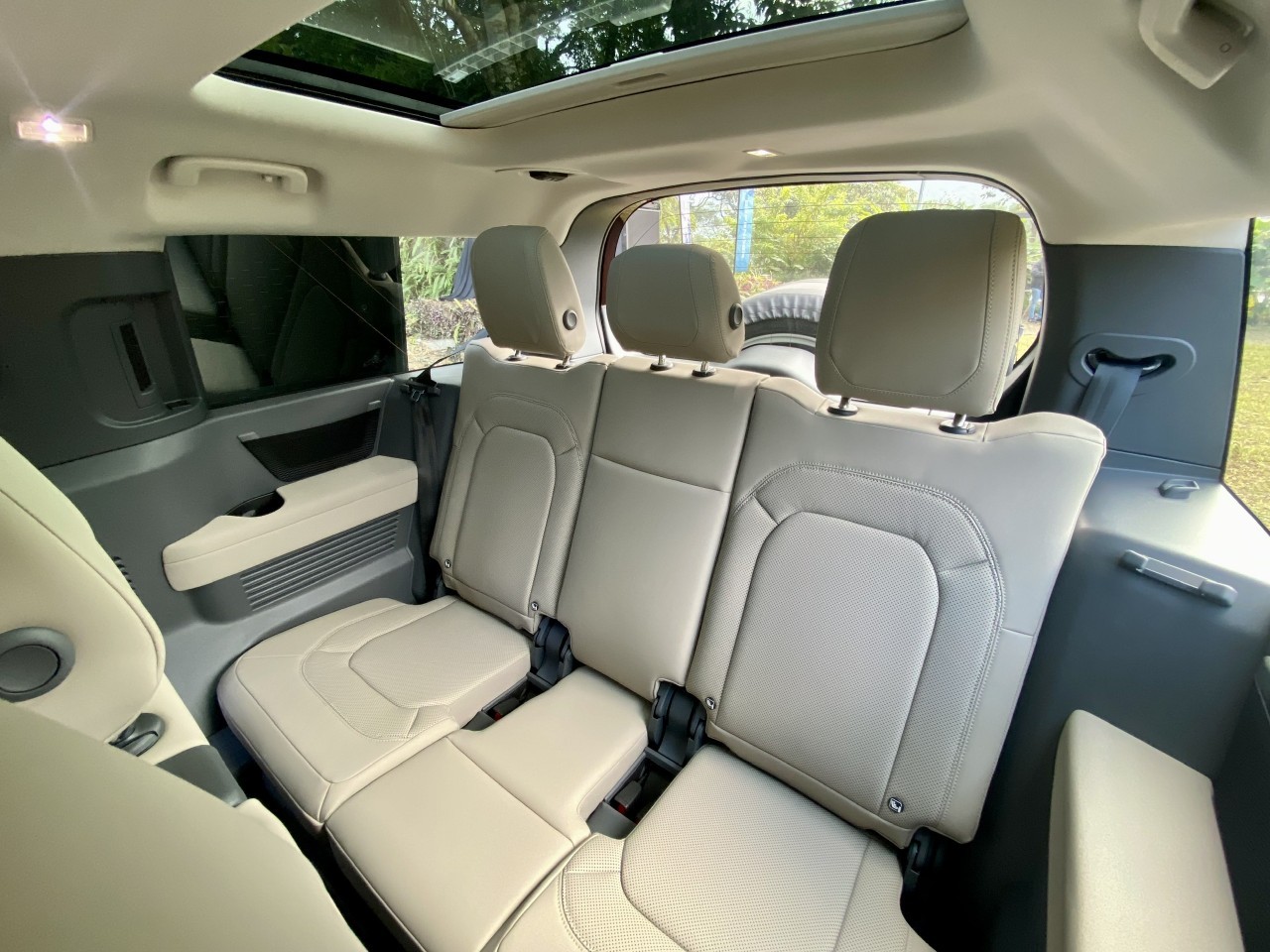 Cận cảnh chi tiết Land Rover Defender 130 tại Việt Nam, giá gần 6 tỷ đồng