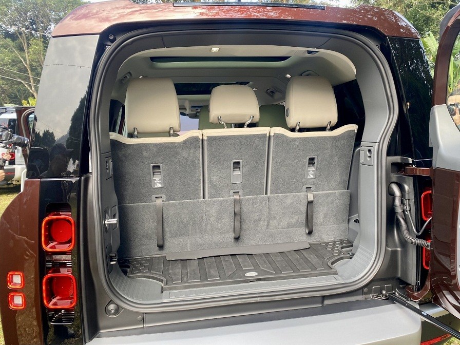 Cận cảnh chi tiết Land Rover Defender 130 tại Việt Nam, giá gần 6 tỷ đồng