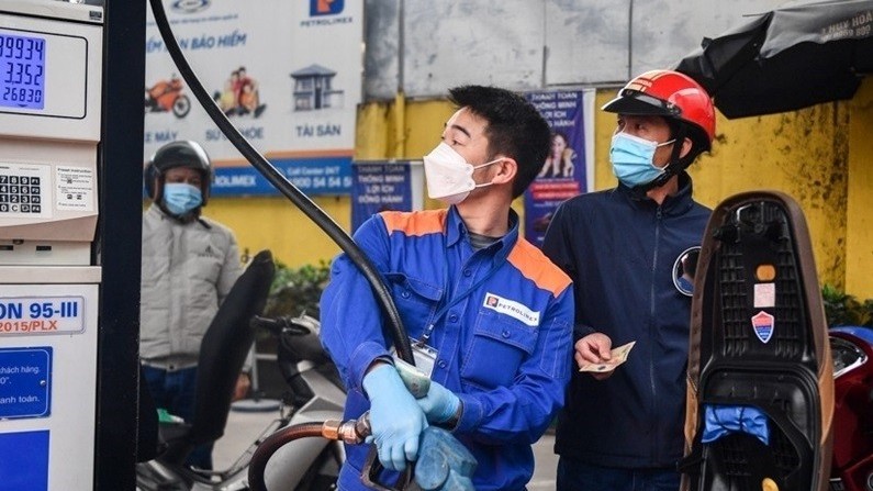 gia xang dau hom nay 232 the gioi va trong nuoc dong loat giam