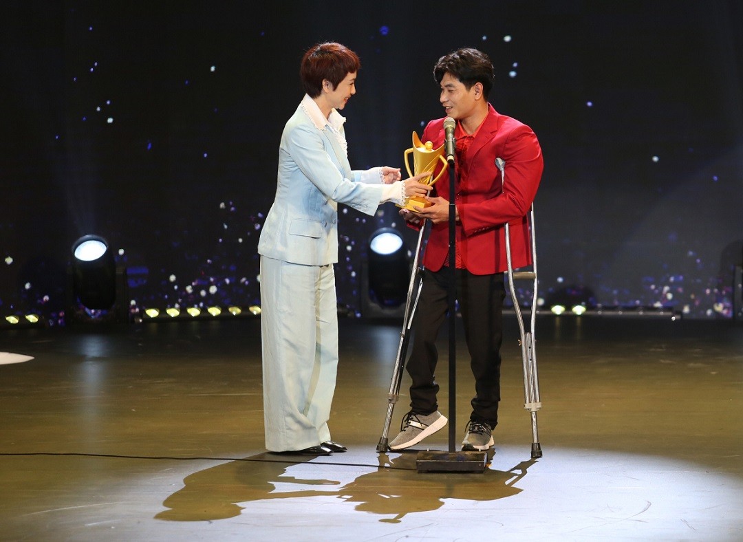 VĐV bơi Đỗ Thanh Hải nhận danh hiệu VĐV khuyết tật của năm khi giành 5 huy chương vàng, phá 4 kỷ lục tại ASEAN Para Games 2022.