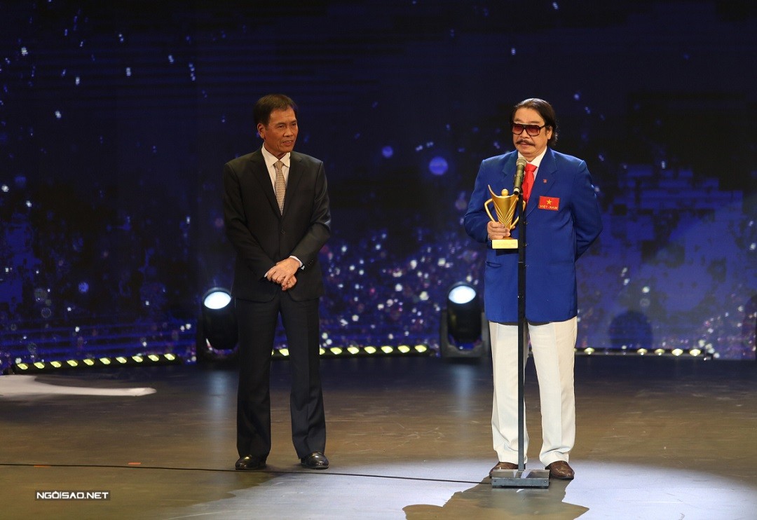 Ông Nguyễn Hồng Minh (phải) - Nguyên Vụ trưởng Vụ thể thao thành tích cao - được vinh danh ở hạnh mục Thành tựu cống hiến trọn đời với những đóng góp lớn cho sự phát triển của thể thao Việt Nam trong nhiều năm qua.