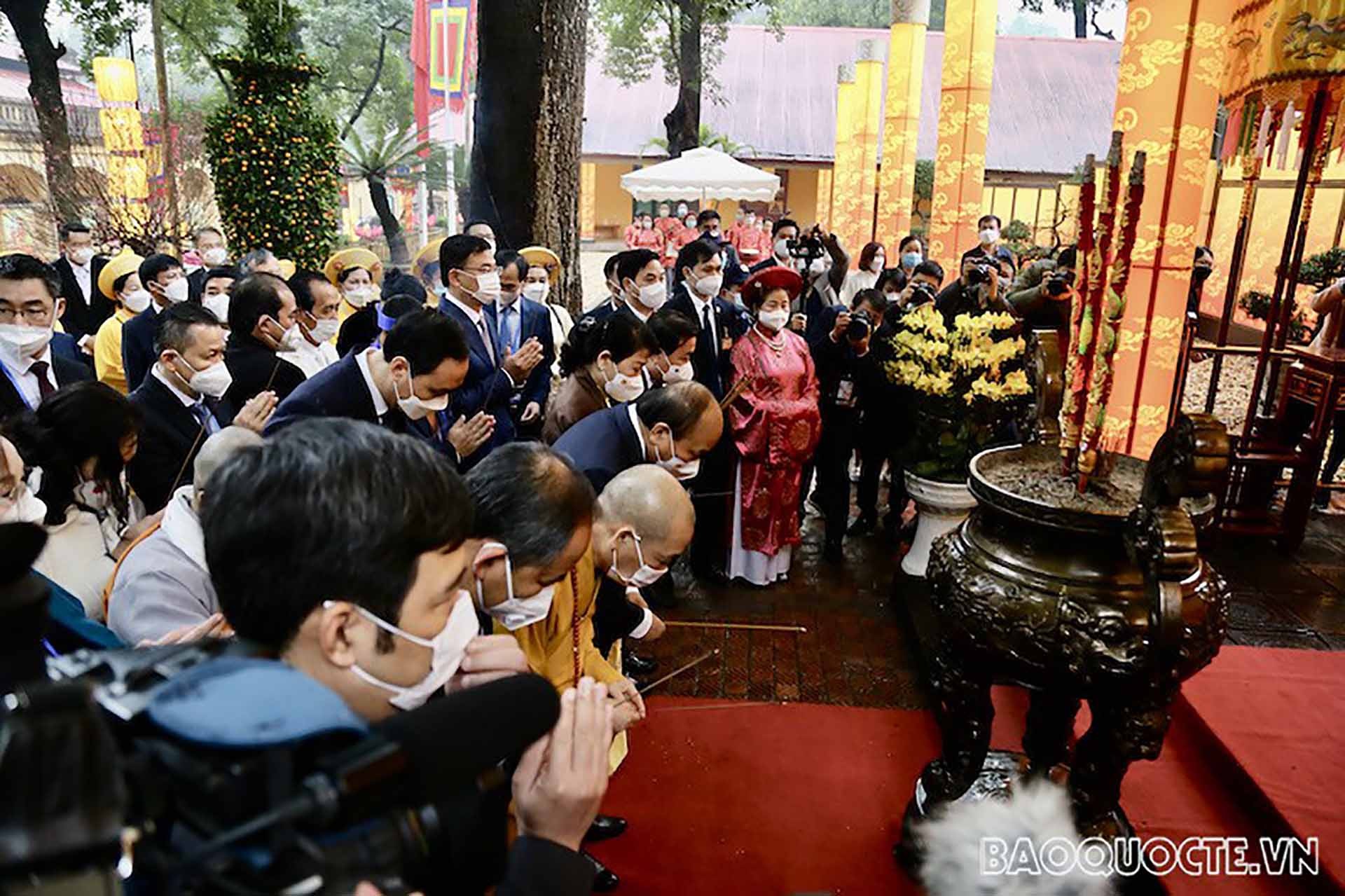 Chủ tịch nước Nguyễn Xuân Phúc và Phu nhân cùng đoàn đại biểu kiều bào làm lễ dâng hương tại Điện Kính Thiên, Hoàng Thành Thăng Long, Xuân Quê hương 2022. (Ảnh: Duy Quang) Chủ tịch nước Nguyễn Xuân Phúc và Phu nhân cùng đoàn đại biểu kiều bào làm lễ dâng hương tại Điện Kính Thiên, Hoàng Thành Thăng Long, Xuân Quê hương 2022. (Ảnh: Duy Quang)