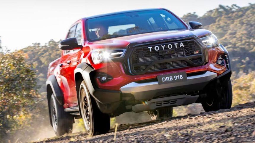 Toyota Hilux GR Sport 2023 có thiết kế được lấy cảm hứng từ mẫu xe đua Darka rally