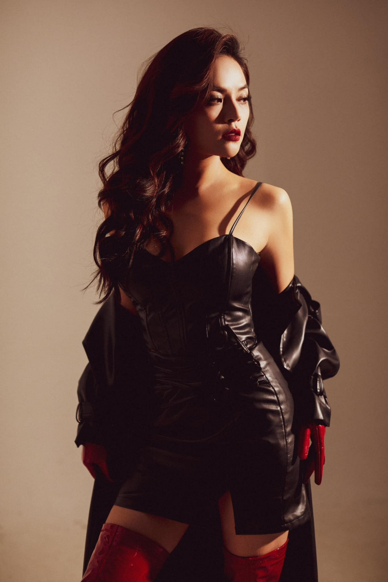 Sao Việt: Minh Hằng đọ sắc cùng Ngọc Trinh