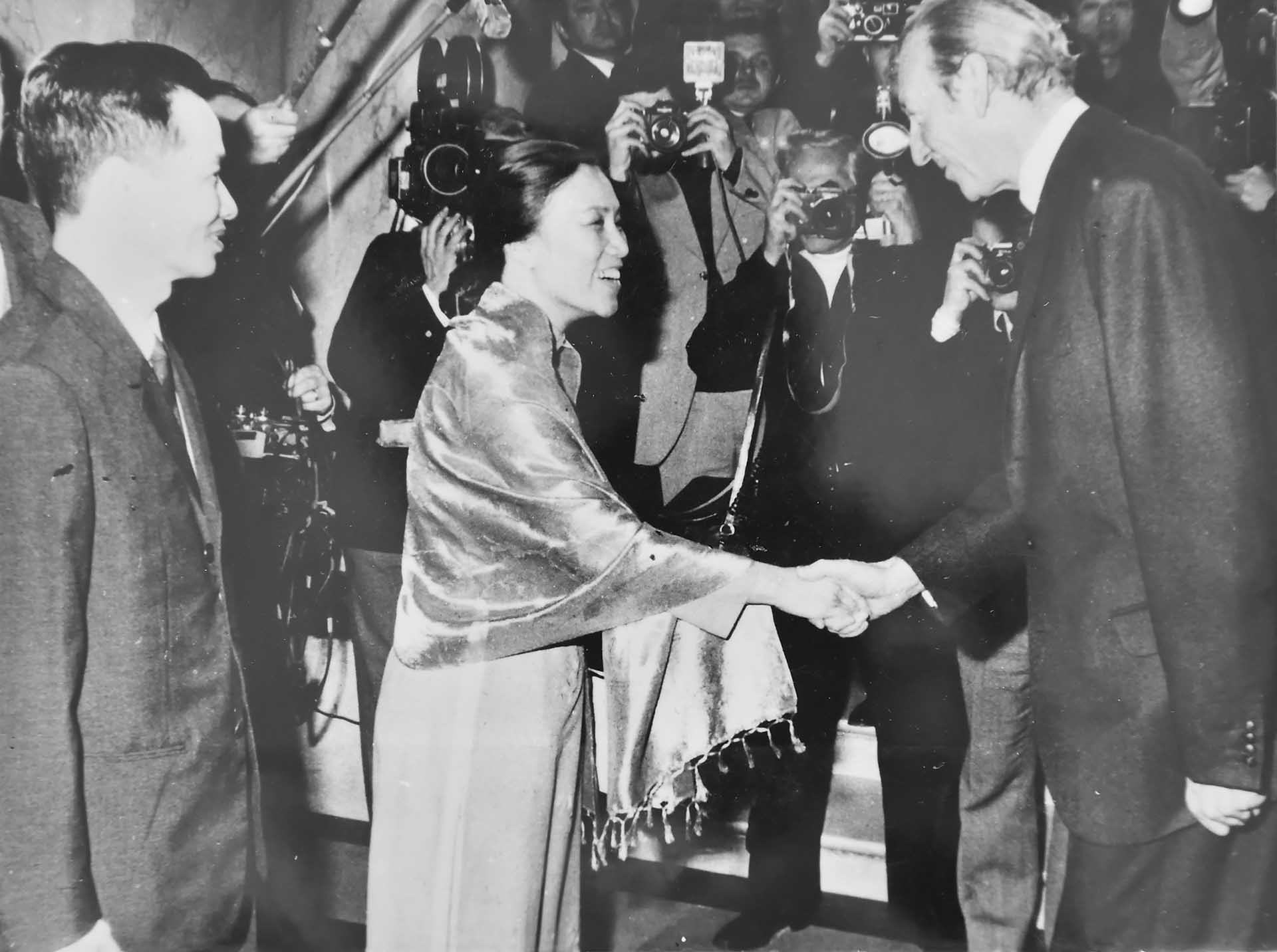 Bà Nguyễn Thị Bình và ông Kurt Waldheim, Tổng thư ký Liên hợp quốc tại Hội nghị Định ước quốc tế về Hiệp định Paris về Việt Nam (diễn ra từ ngày 26/02-02/03/1973). Bà Nguyễn Thị Bình và ông Kurt Waldheim, Tổng thư ký Liên hợp quốc tại Hội nghị Định ước quốc tế về Hiệp định Paris về Việt Nam (diễn ra từ ngày 26/02-02/03/1973).