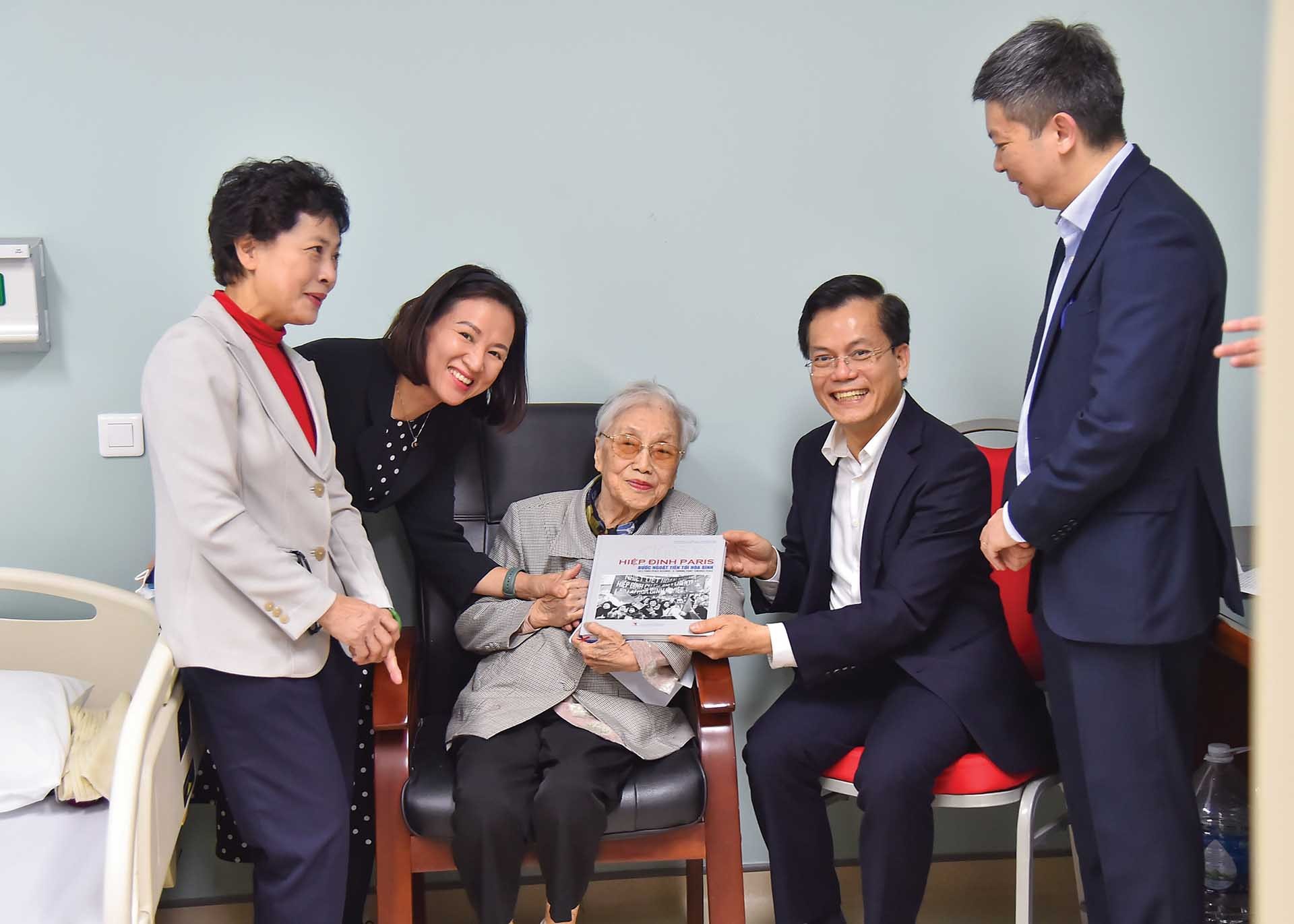 Thứ trưởng Ngoại giao Hà Kim Ngọc và Phó Tổng Biên tập Báo Thế giới & Việt Nam Nguyễn Thị Minh Nguyệt thăm bà Nguyễn Thị Bình trước dịp lễ kỷ niệm 50 năm ngày ký Hiệp định Paris, ngày 06/01/2023. (Ảnh: Tuấn Anh) Thứ trưởng Ngoại giao Hà Kim Ngọc và Phó Tổng Biên tập Báo Thế giới & Việt Nam Nguyễn Thị Minh Nguyệt thăm bà Nguyễn Thị Bình trước dịp lễ kỷ niệm 50 năm ngày ký Hiệp định Paris, ngày 06/01/2023. (Ảnh: Tuấn Anh)