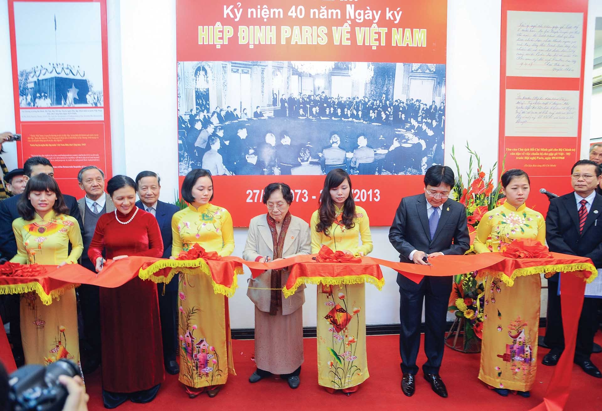 Bà Nguyễn Thị Bình cắt băng khai trương triển lãm 40 năm Ngày ký Hiệp định Paris về chấm dứt chiến tranh, lập lại hòa bình ở Việt Nam (27/01/1973 - 27/01/2013). (Nguồn: TTXVN) Bà Nguyễn Thị Bình cắt băng khai trương triển lãm 40 năm Ngày ký Hiệp định Paris về chấm dứt chiến tranh, lập lại hòa bình ở Việt Nam (27/01/1973 - 27/01/2013). (Nguồn: TTXVN)