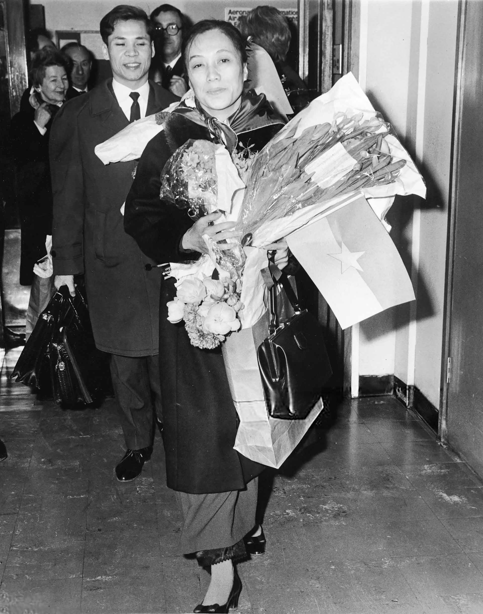 Bộ trưởng Ngoại giao CPCMLT Nguyễn Thị Bình tại sân bay Heathrow, London, Anh, ngày 05/03/1969. (Nguồn: Getty Images) Bộ trưởng Ngoại giao CPCMLT Nguyễn Thị Bình tại sân bay Heathrow, London, Anh, ngày 05/03/1969. (Nguồn: Getty Images)