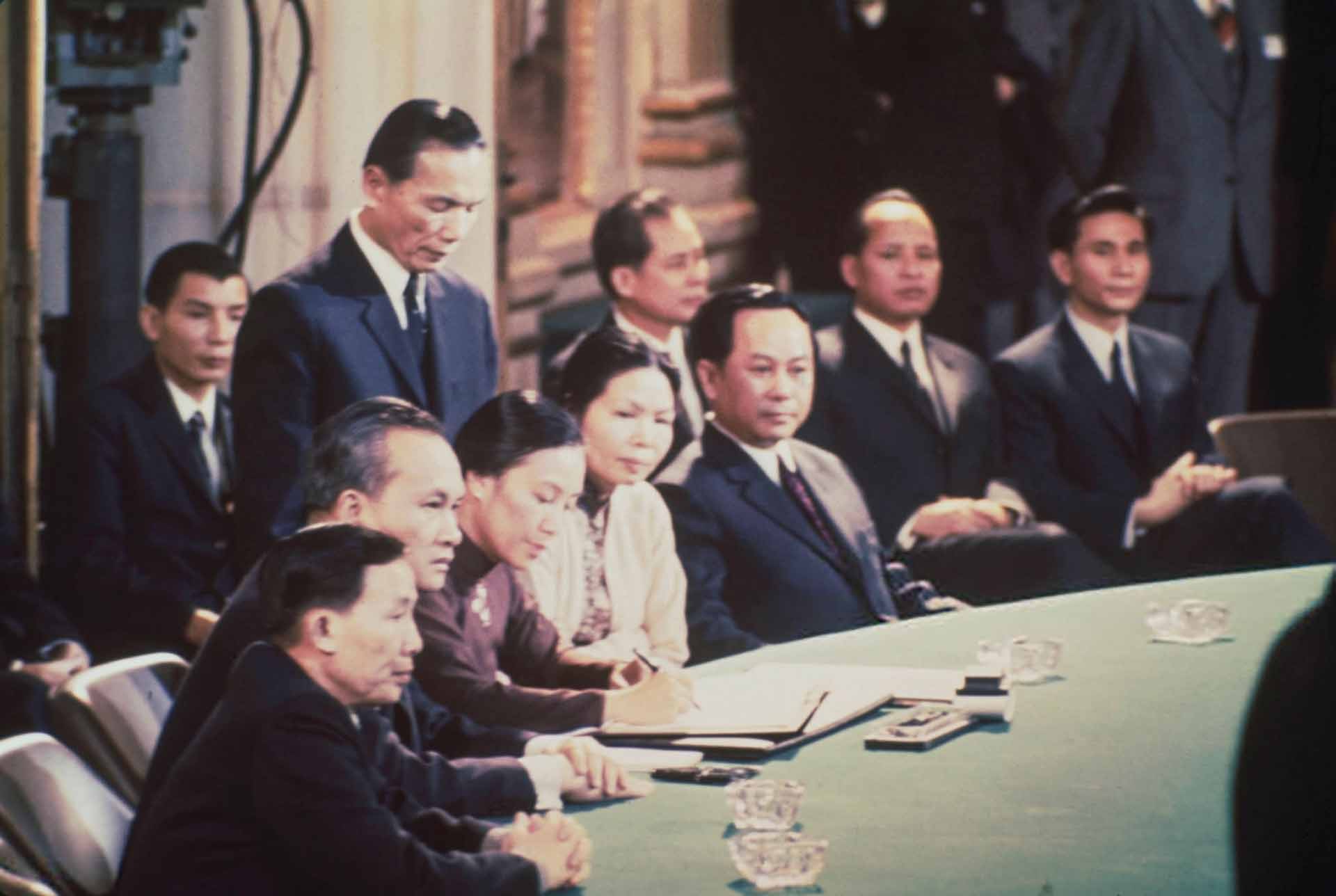 Bà Nguyễn Thị Bình ký Hiệp định Paris, ngày 27/01/1973. (Nguồn: Getty Images) Bà Nguyễn Thị Bình ký Hiệp định Paris, ngày 27/01/1973. (Nguồn: Getty Images)