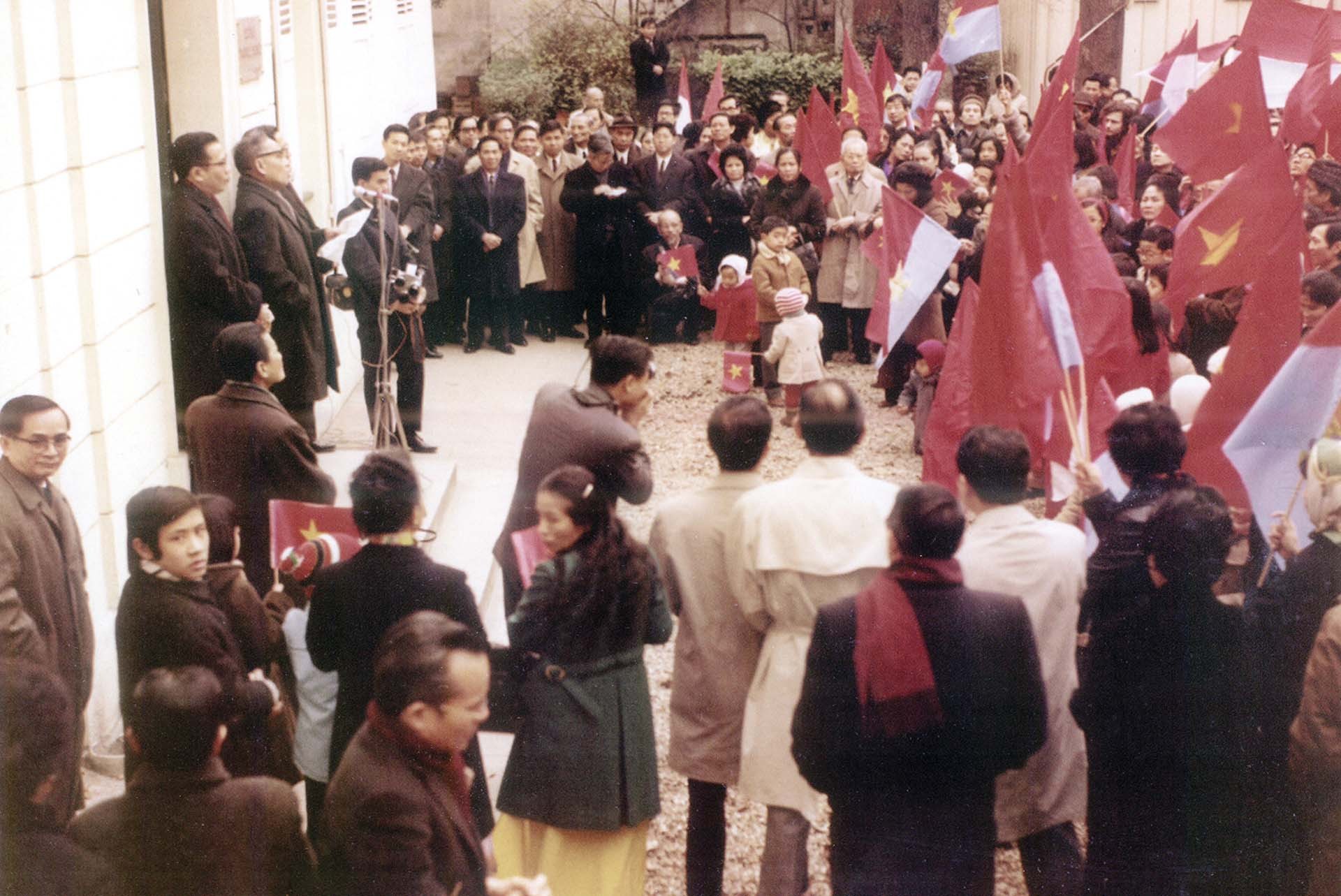 Ông Nguyễn Duy Trinh phát biểu cám ơn bà con Việt kiều, ngày 25/02/1973. (Ảnh tư liệu) Ông Nguyễn Duy Trinh phát biểu cám ơn bà con Việt kiều, ngày 25/02/1973. (Ảnh tư liệu)