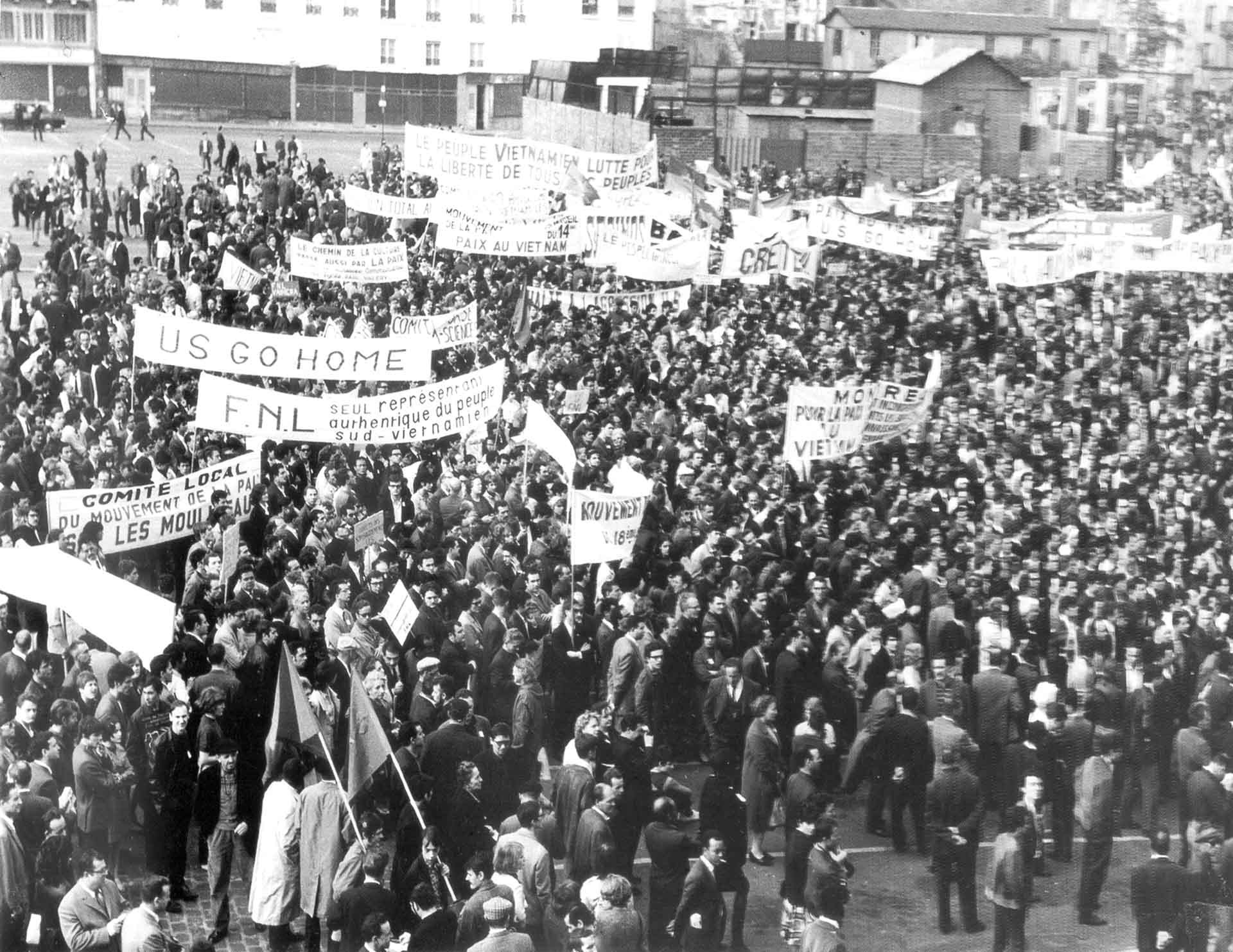 Bạn bè quốc tế mít-tinh ủng hộ Việt Nam. Bạn bè quốc tế mít-tinh ủng hộ Việt Nam.