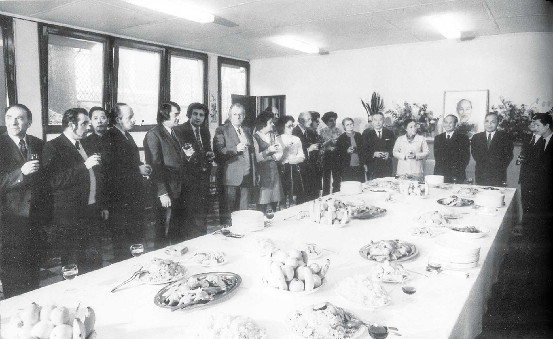 Sau khi ký Hiệp định chấm dứt chiến tranh, lập lại hòa bình ở Việt Nam. Đoàn đại biểu chính phủ ta tại Hội nghị Paris về Việt Nam đã tổ chức chiêu đãi cảm ơn các bạn Pháp do Đảng Cộng sản Pháp cử đến hỗ trợ đoàn. Sau khi ký Hiệp định chấm dứt chiến tranh, lập lại hòa bình ở Việt Nam. Đoàn đại biểu chính phủ ta tại Hội nghị Paris về Việt Nam đã tổ chức chiêu đãi cảm ơn các bạn Pháp do Đảng Cộng sản Pháp cử đến hỗ trợ đoàn.