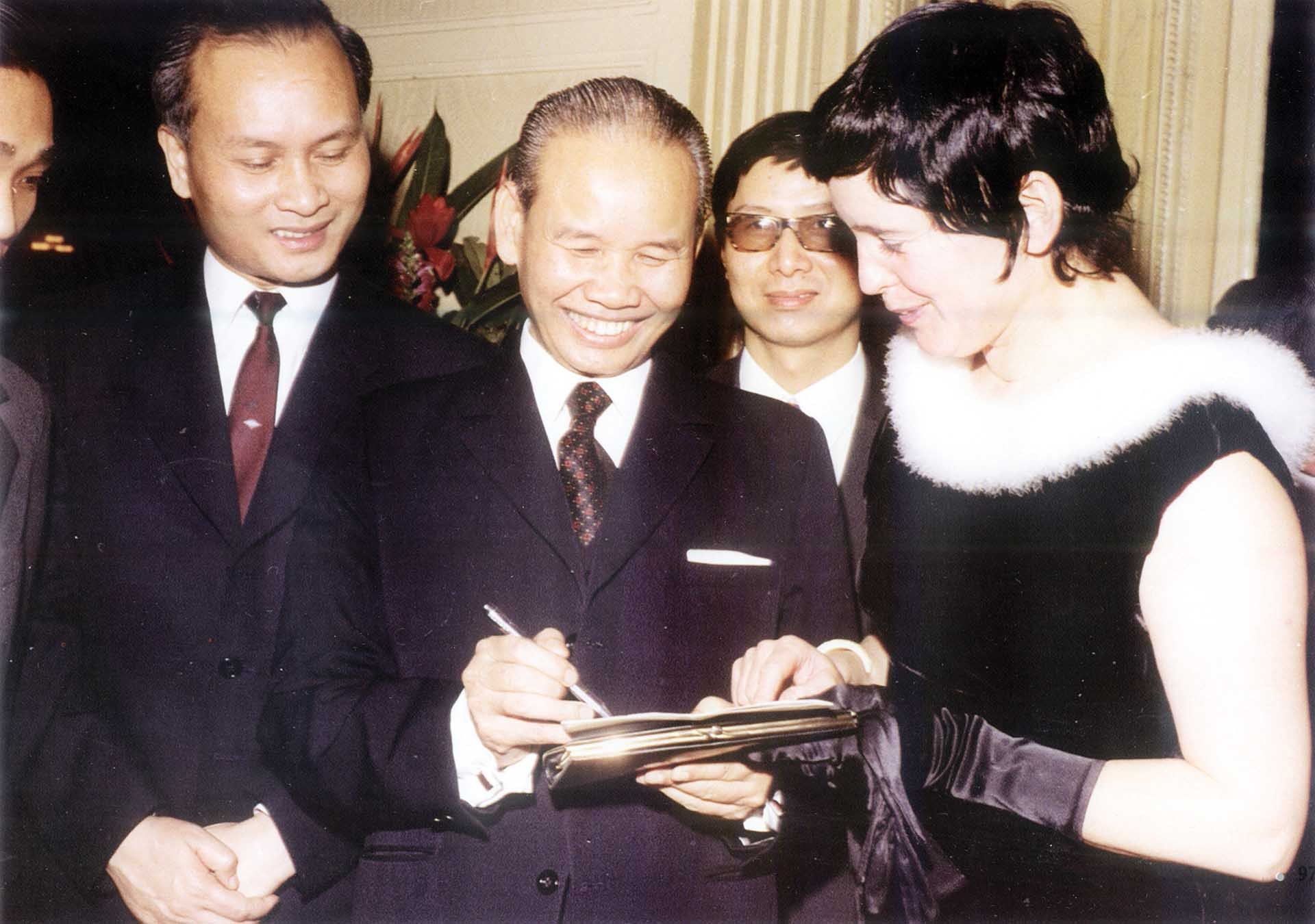 Cô Raymonde Dien xin chữ ký ông Xuân Thủy Cô Raymonde Dien xin chữ ký ông Xuân Thủy