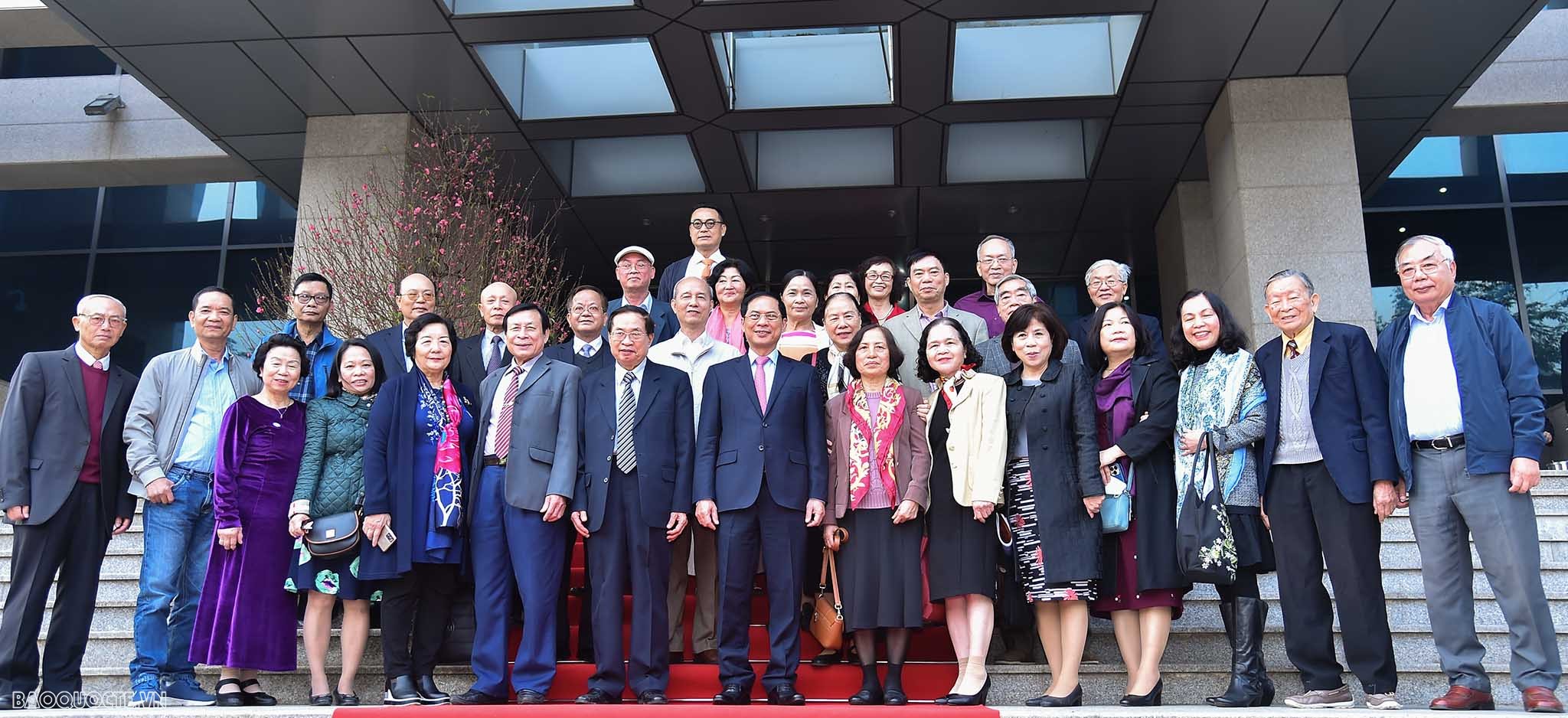 Bộ trưởng Bùi Thanh Sơn chúc Tết cán bộ hưu trí Bộ Ngoại giao Bộ trưởng Bùi Thanh Sơn chúc Tết cán bộ hưu trí Bộ Ngoại giao