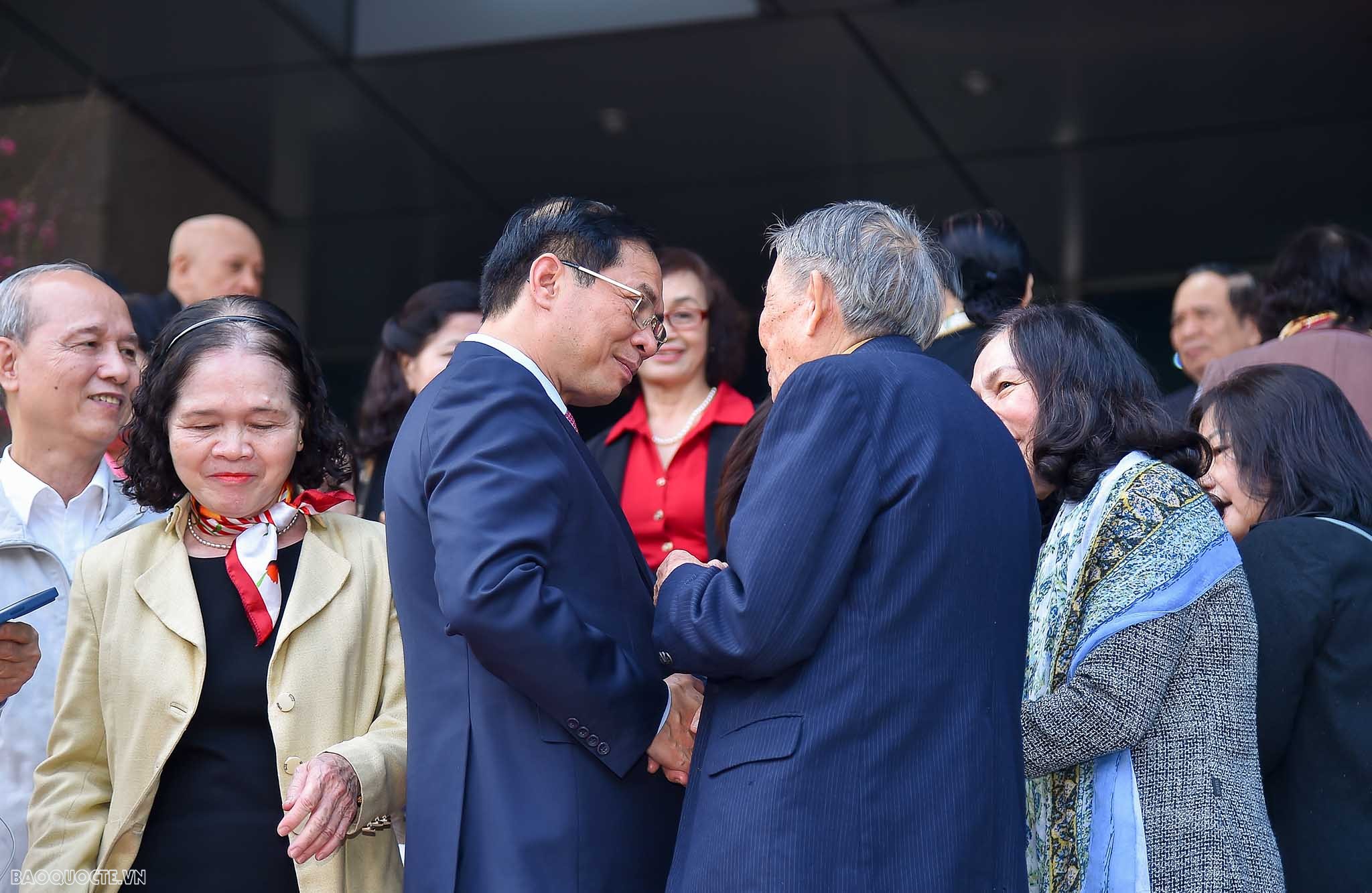 Bộ trưởng Bùi Thanh Sơn chúc Tết cán bộ hưu trí Bộ Ngoại giao Bộ trưởng Bùi Thanh Sơn chúc Tết cán bộ hưu trí Bộ Ngoại giao