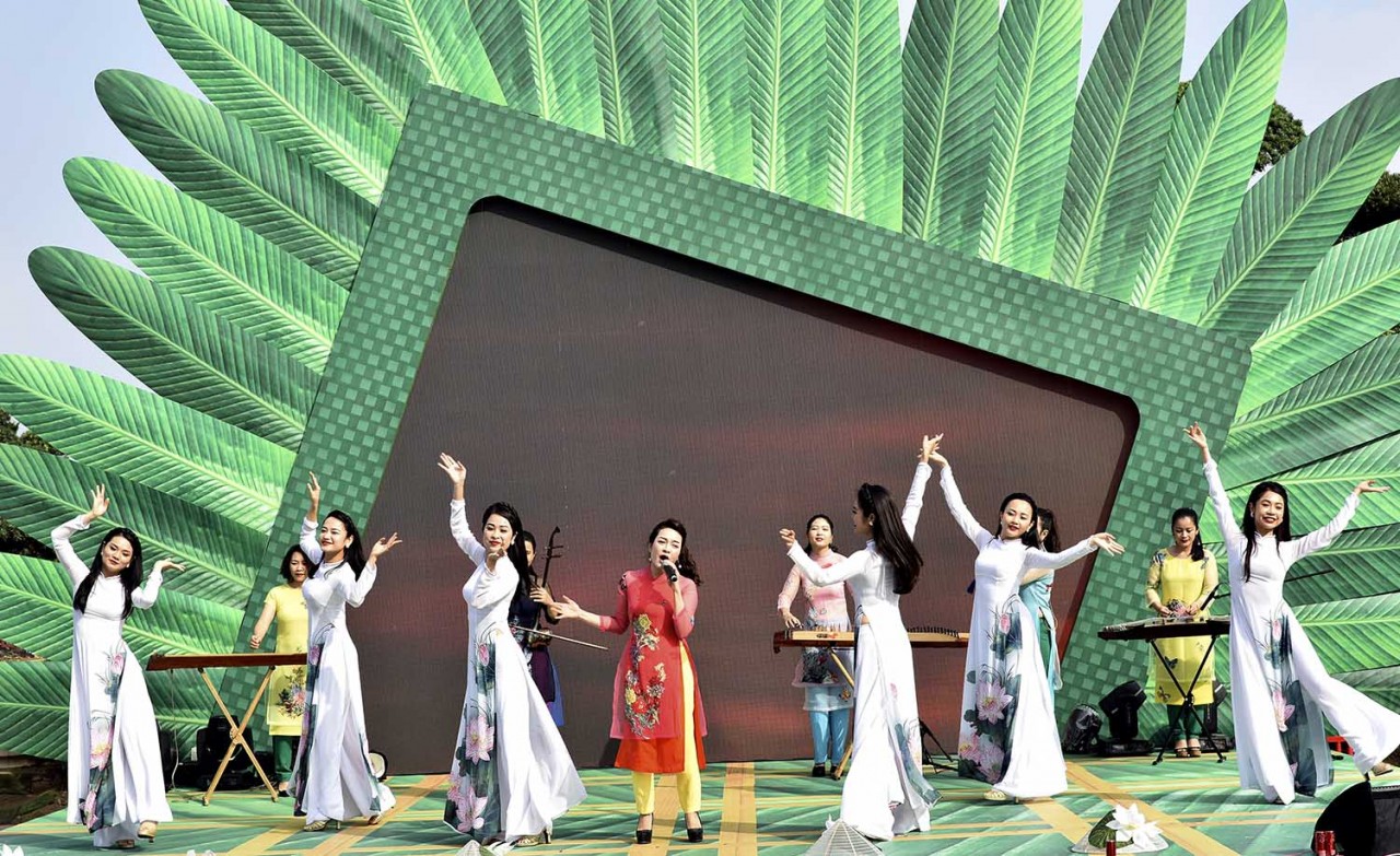 Hàng trăm kiều bào dự Hội chợ Happy Tết 2023 và đường hoa Home Hanoi Xuan 2023