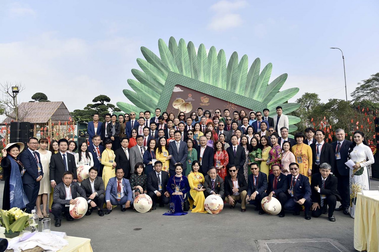Hàng trăm kiều bào dự Hội chợ Happy Tết 2023 và đường hoa Home Hanoi Xuan 2023