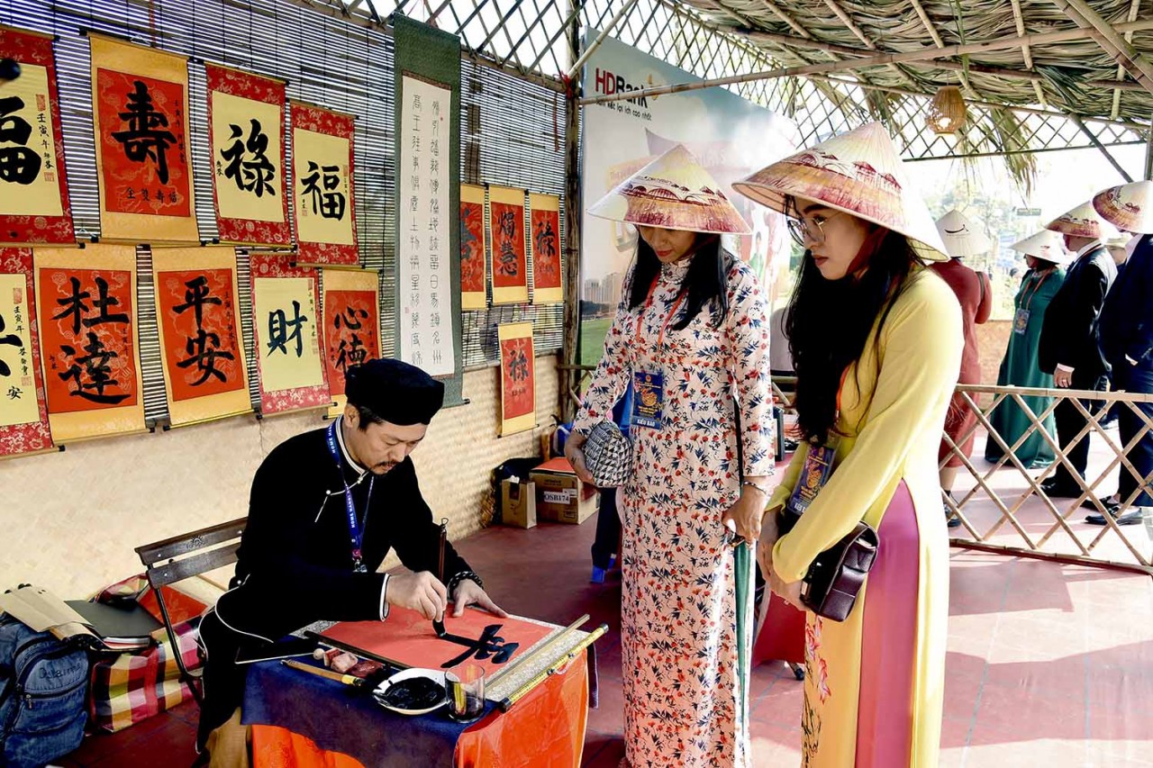 Hàng trăm kiều bào dự Hội chợ Happy Tết 2023 và đường hoa Home Hanoi Xuan 2023