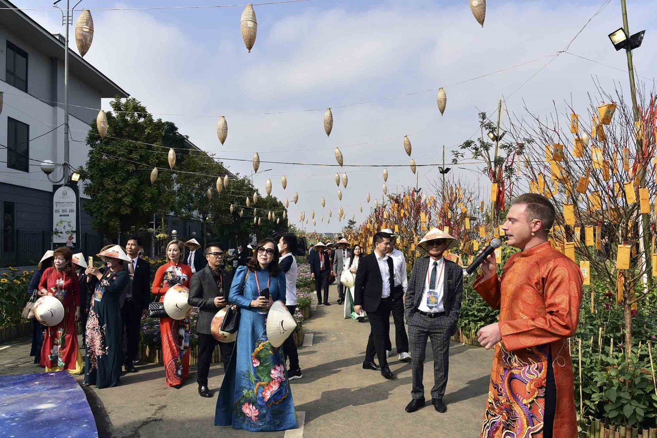 Hàng trăm kiều bào dự Hội chợ Happy Tết 2023 và đường hoa Home Hanoi Xuan 2023