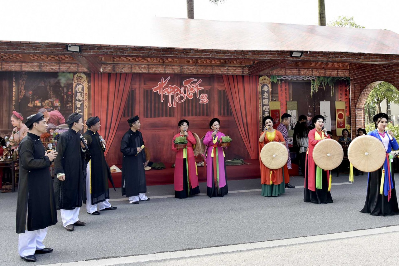 Hàng trăm kiều bào dự Hội chợ Happy Tết 2023 và đường hoa Home Hanoi Xuan 2023