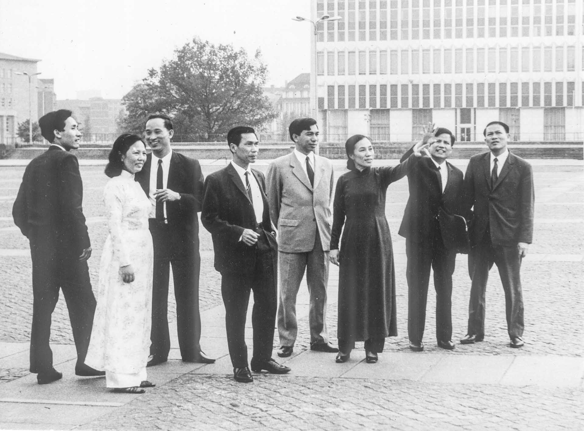 Đoàn đàm phán của Mặt trận Dân tộc Giải phóng miền Nam Việt Nam đến Bulgaria. Đoàn đàm phán của Mặt trận Dân tộc Giải phóng miền Nam Việt Nam đến Bulgaria.