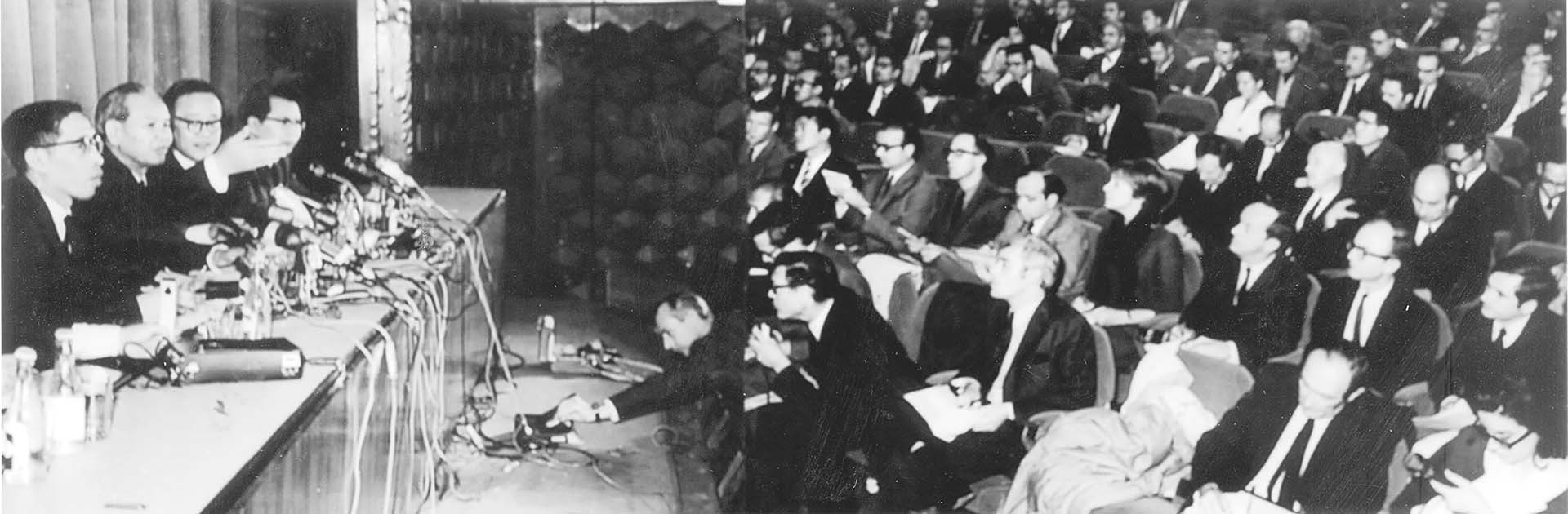 Một cuộc họp báo quốc tế do Bộ trưởng Xuân Thủy chủ trì. Một cuộc họp báo quốc tế do Bộ trưởng Xuân Thủy chủ trì.