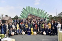 Hàng trăm kiều bào dự Hội chợ Happy Tết 2023 và đường hoa Home Hanoi Xuan 2023