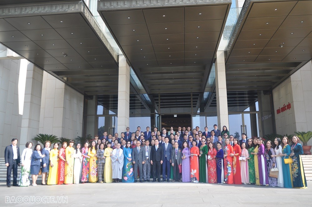 (01.13) Ủy viên Bộ Chính trị, Phó Chủ tịch Thường trực Quốc hội Trần Thanh Mẫn chụp ảnh cùng các đại biểu, đồng bào người Việt Nam ở nước ngoài tiêu biểu trước Nhà Quốc hội. (Ảnh: Minh Quân) (01.13) Ủy viên Bộ Chính trị, Phó Chủ tịch Thường trực Quốc hội Trần Thanh Mẫn chụp ảnh cùng các đại biểu, đồng bào người Việt Nam ở nước ngoài tiêu biểu trước Nhà Quốc hội. (Ảnh: Minh Quân)