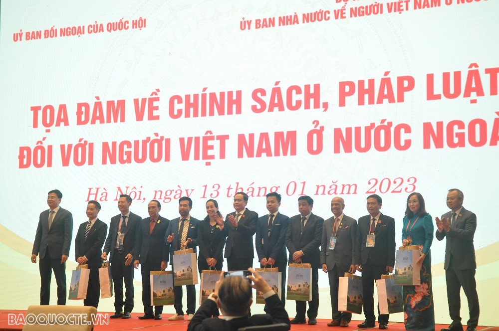 (01.13) Ủy viên Bộ Chính trị, Phó Chủ tịch Thường trực Quốc hội Trần Thanh Mẫn tặng quà cho 10 đại biểu người Việt Nam ở nước ngoài tiêu biểu. (Ảnh: Minh Quân) (01.13) Ủy viên Bộ Chính trị, Phó Chủ tịch Thường trực Quốc hội Trần Thanh Mẫn tặng quà cho 10 đại biểu người Việt Nam ở nước ngoài tiêu biểu. (Ảnh: Minh Quân)