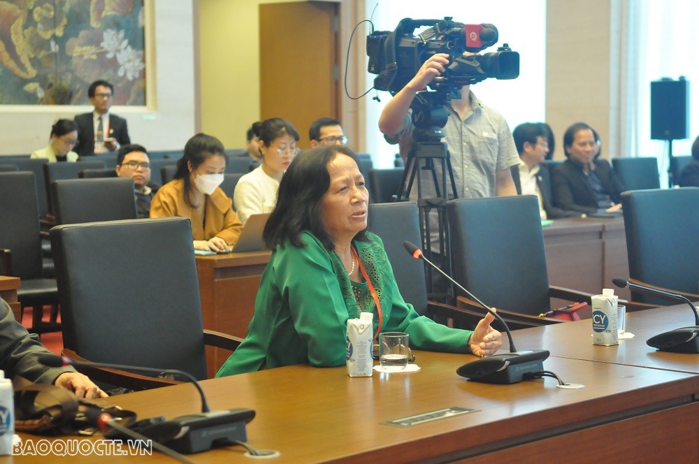 (01.13) Tiến sĩ Trần Thu Dung, Chủ tịch hội Aurore- Ánh sáng, Phó trưởng ban Liên lạc người Việt châu Âu vì biển, đảo Việt Nam, chia sẻ tại Tọa đàm. (Ảnh: Minh Quân) (01.13) Tiến sĩ Trần Thu Dung, Chủ tịch hội Aurore- Ánh sáng, Phó trưởng ban Liên lạc người Việt châu Âu vì biển, đảo Việt Nam, chia sẻ tại Tọa đàm. (Ảnh: Minh Quân)