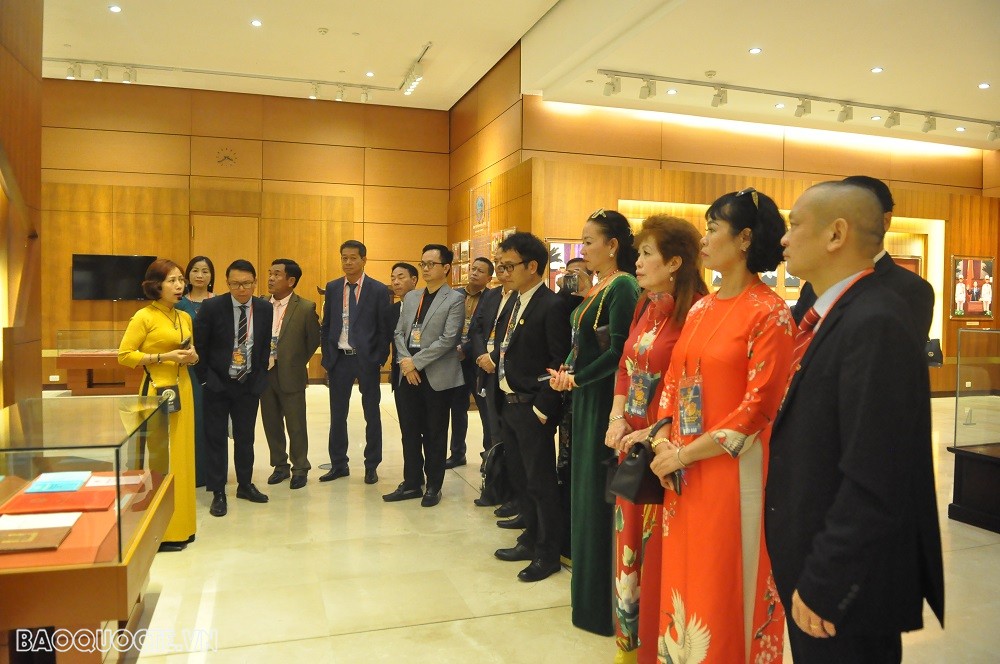 (01.13) Các đại biểu người Việt Nam ở nước ngoài tiêu biểu thăm Phòng Truyền thống Nhà Quốc hội. (Ảnh: Minh Quân) (01.13) Các đại biểu người Việt Nam ở nước ngoài tiêu biểu thăm Phòng Truyền thống Nhà Quốc hội. (Ảnh: Minh Quân)